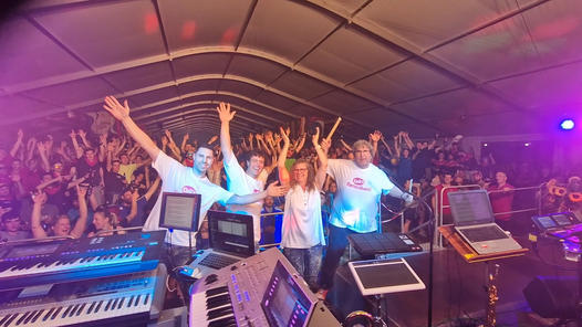 Ueli's Family Band (UFB) begeistern tausende Menschen in der Schweiz mit ihrer Unterhaltungsshow