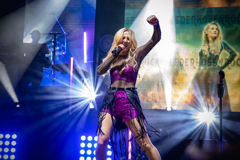 Wie findet ihr dieses Bühnenoutfit von Melissa Naschenweng?