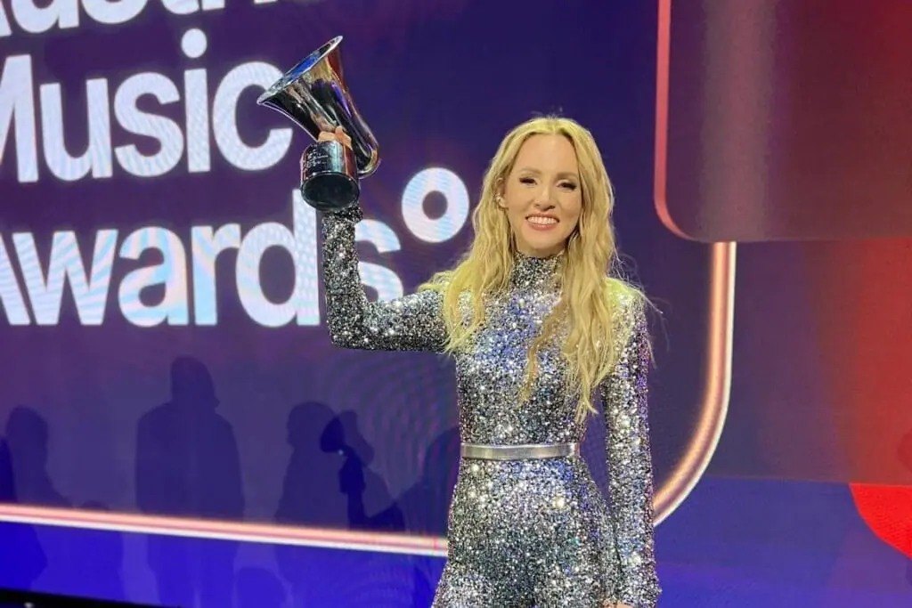 Melissa Naschenweng feiert ihren Amadeus-Gewinn auf der Tanzfläche im Glitzerkleid
