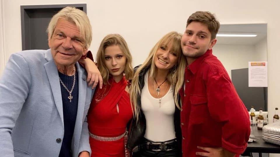 Ein schönes Wochenende wünschen euch Matthias Reim, seine Frau Christin Stark, und seine beiden Kinder Marie Reim und Julian Reim.😃