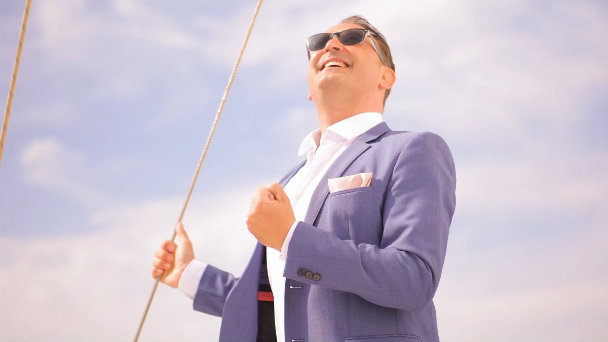 Danny Buller präsentiert seinen neuesten Song als Video "Zwei Menschen unter Millionen", das von Denny Schönemann auf Teneriffa produziert w…