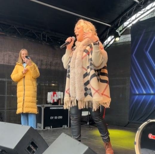 Stumme Signale hallen durch das Tannheimer Tal – Claudia Jung verzaubert bei Open-Air-Konzert!