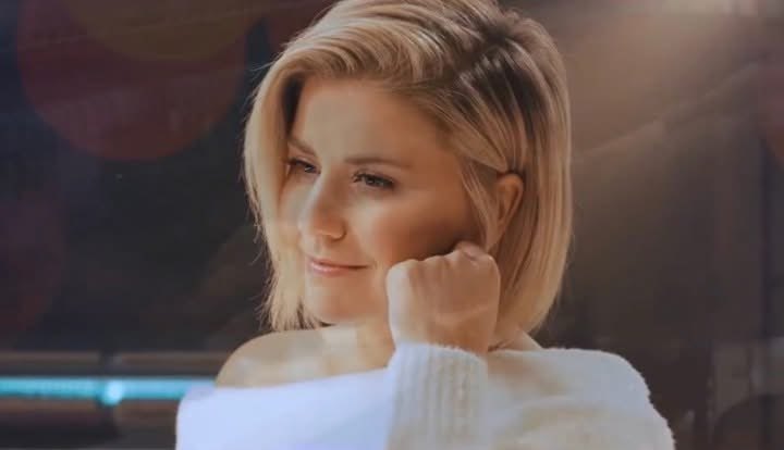Ihr Zuhaus das ist oft auch die Bühne. Beatrice Egli versprüht mit ihren Songs Lebensfreude pur. Mit ihrer Ballade "Zuhaus" zeigt sie jetzt…