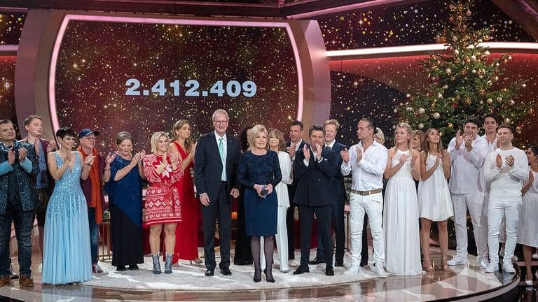 Gestern Abend präsentierte Carmen Nebel live aus den Bavaria Filmstudios in München ihre große Benefizgala "Die schönsten Weihnachts-Hits" z…
