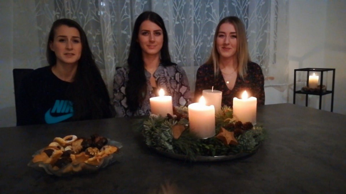 Drei junge Frauen haben sich gemeinsam auf dem Weg gemacht um im Schlager ihre Fußspuren zu hinterlassen. Alexandra, Franziska und Stephanie…