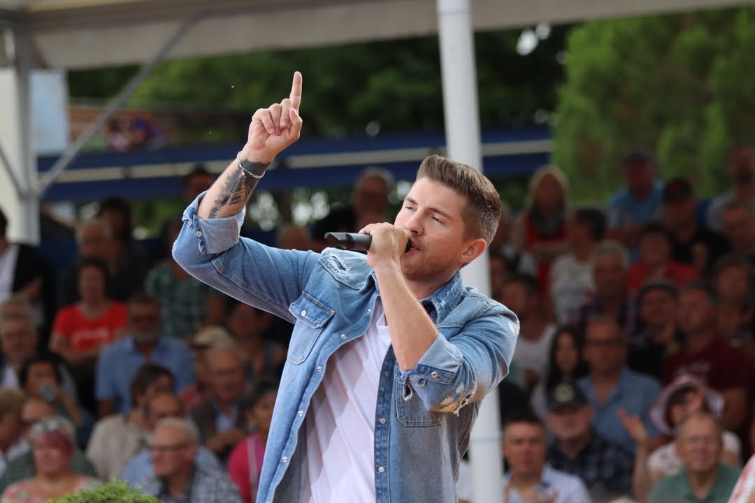 "Wir hören nicht auf" heißt die aktuelle Single von Joey Heindle. Neben Musik hat der junge Musiker den wir alle aus DSDS und aus verschiede…