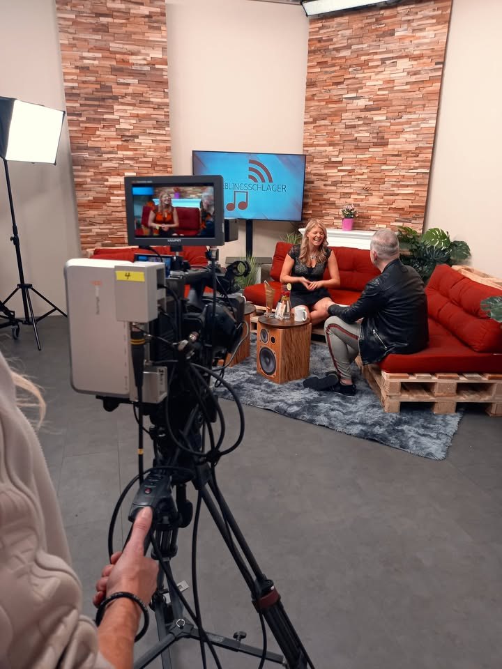 Was hatte Melanie Payer wohl bei uns zu lachen im Studio? Ihr werdet es bald erfahren in unserer neuen TV Ausgabe von Lieblingsschlager.