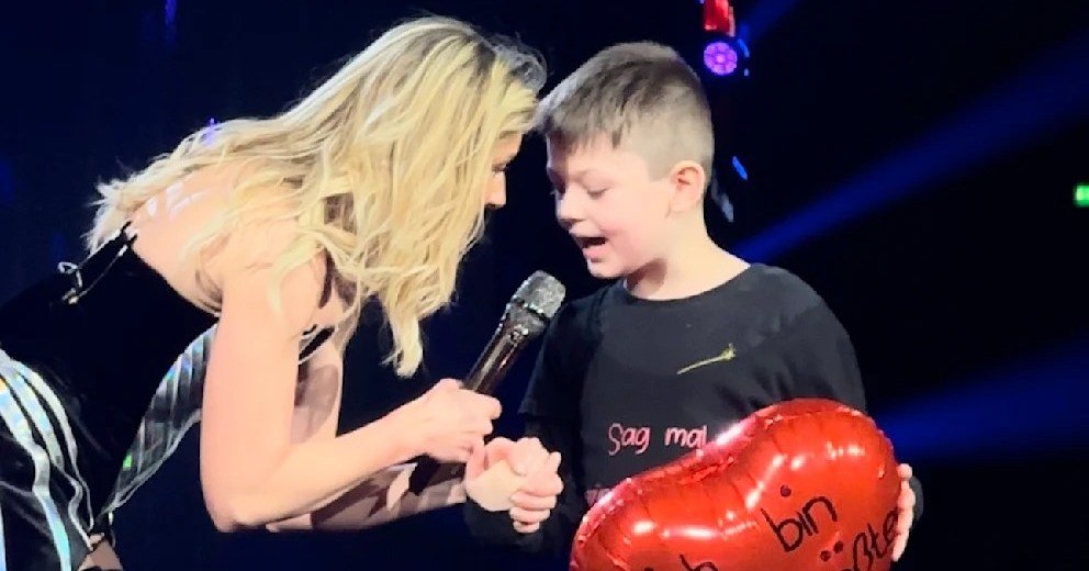 Helene Fischer mit schöner Geste bei ihrem Auftritt in Dortmund.
