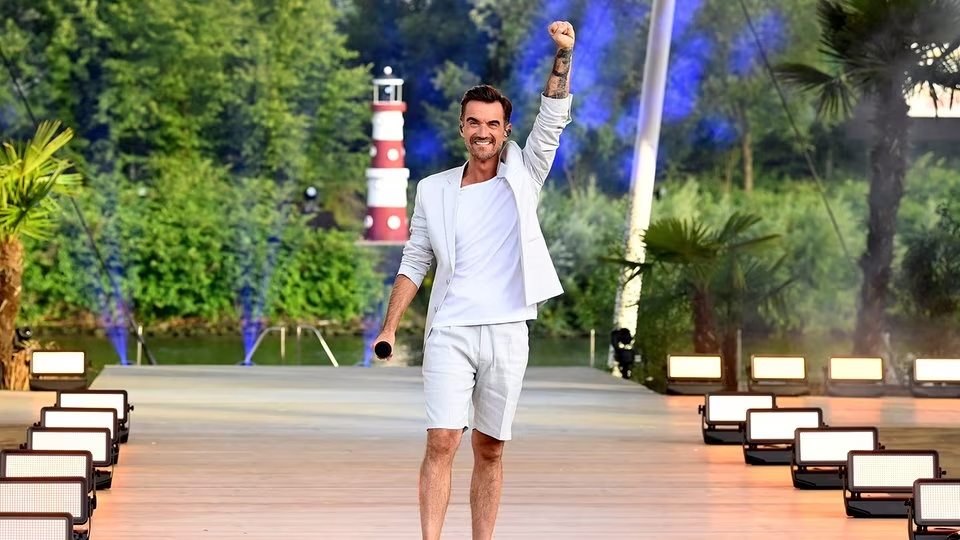 Florian Silbereisen gibt die Gästeliste für die "Schlagerstrandparty" bekannt.