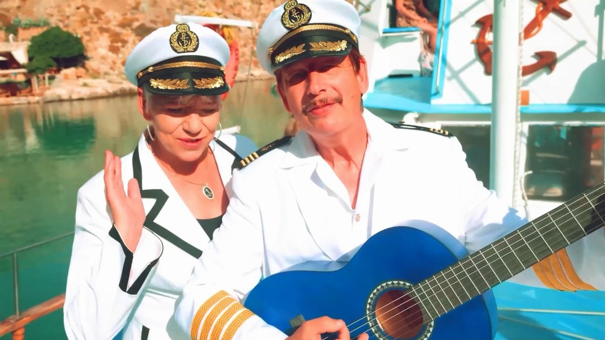 Entdecken Sie das neuste Highlight im Schlagerhimmel – "Zwei Kapitäne auf einem Boot" von Jo und Josephine. Das Schlagerduo hat mit diesem L…