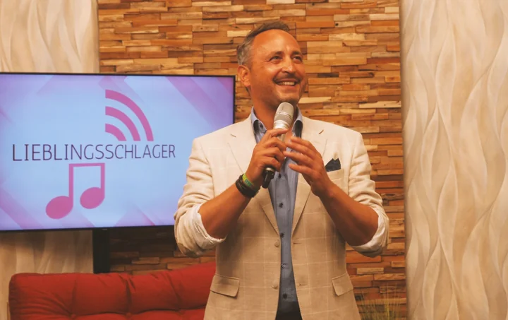 Mit einem Schlag auf Platz 1 und das dreimal hintereinander! Danny Buller ist der Publikumsliebling in der NDR Hörerhitparade. In unserer ne…